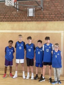 Das Amos-Team im neuen Basketball-Outfit. Foto: R. Philippi