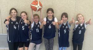 Die Basketballerinnen des ACG in ihren neuen Trikots. Foto: R. Philippi